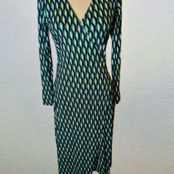 DVF Green Geometric Print Wrap Dress 👗 Chic & Polished! Great for Travel 🧳 ✈️ - Picture 14 of 17
